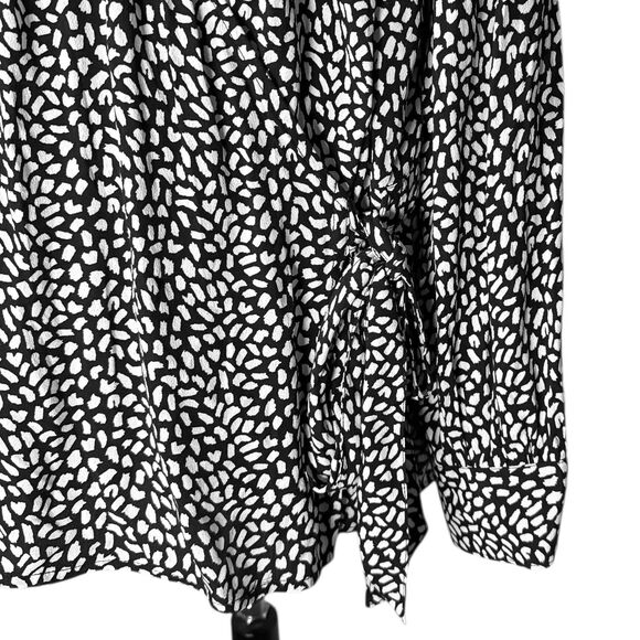 NWT Talbots Women’s 3X Wrap Blouse Black White Abstract Dot Print Tie V-Neck - Picture 6 of 10